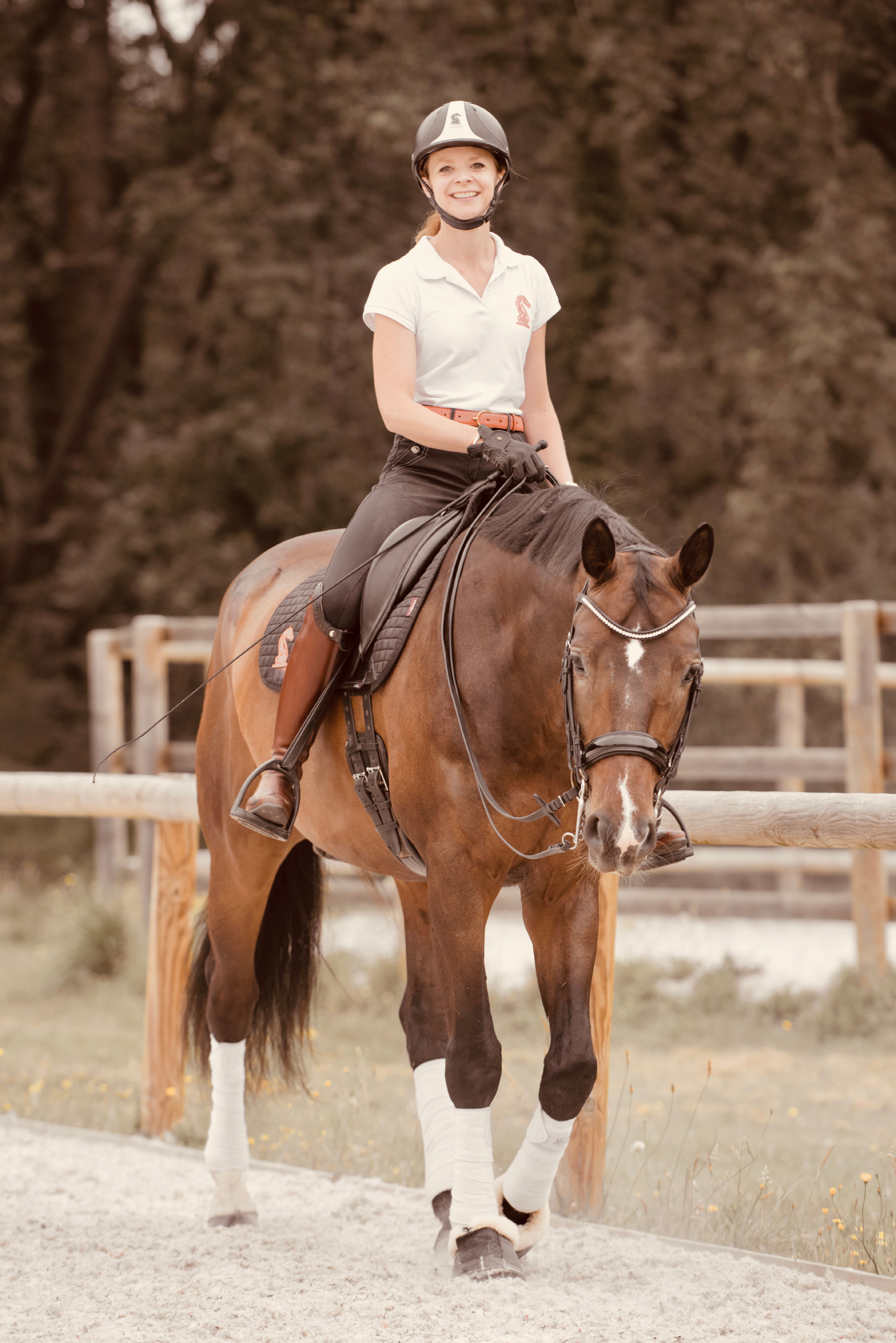 Jeanne Foy souriante à cheval